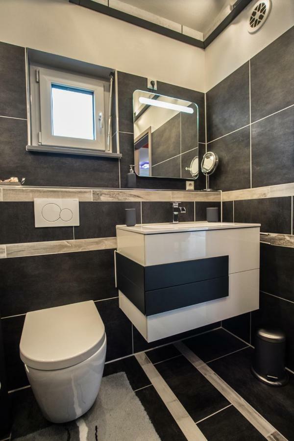 Bodensee-Fewo Modernes & Top-Ausgestattetes Appartement Incl Netflix, Fahrradgarage อูลดิงเงน มึลโฮเฟิน ภายนอก รูปภาพ